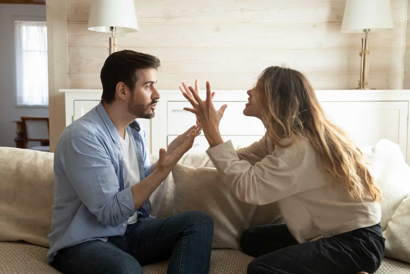 mies ja nainen riitelevät (1)