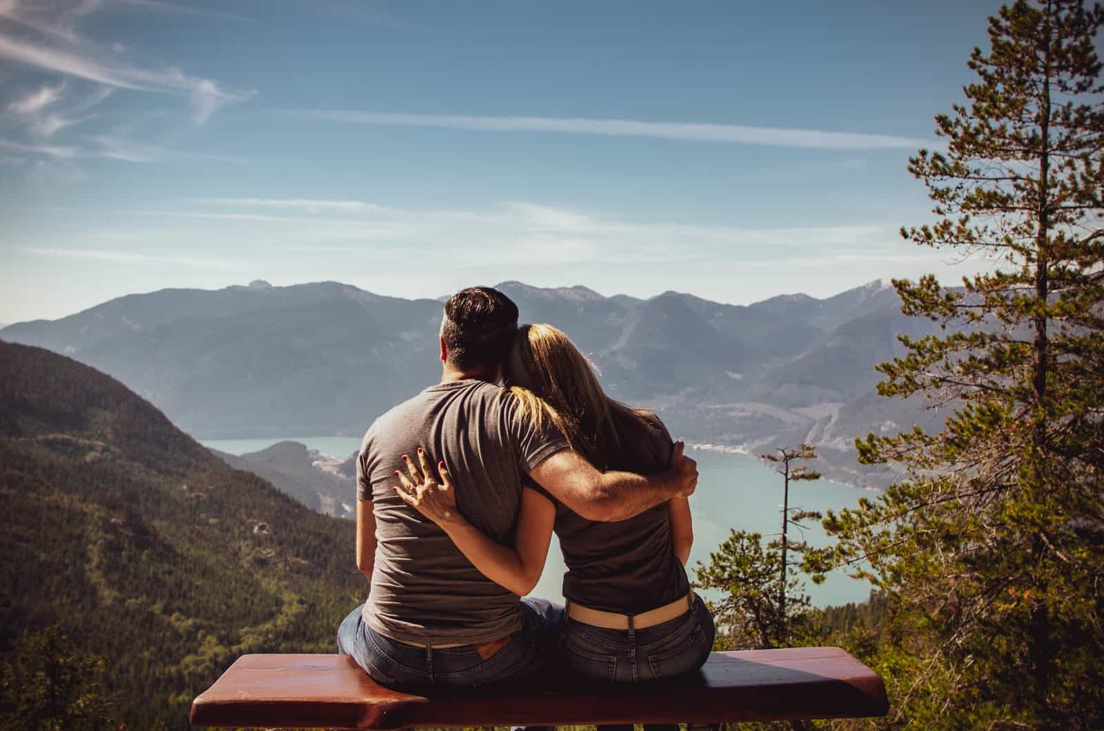 mies ja nainen halaavat katsoessaan luontoa