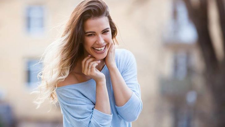 Nämä 4 Horoskooppimerkin Naista Ovat Henkeäsalpaavan Säteileviä