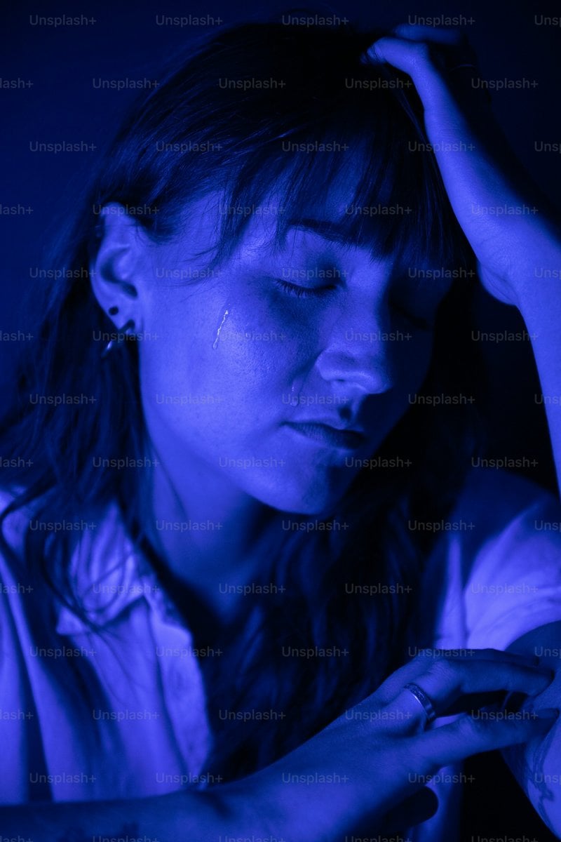 A woman holding a cell phone in her hand photo &ndash; Mental health Image on  Unsplash