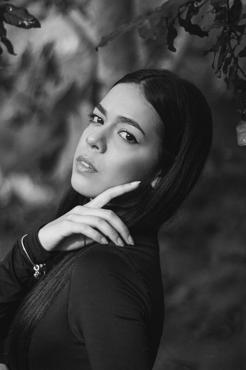 Woman Portrait in Black and White &middot; Free Stock Photo