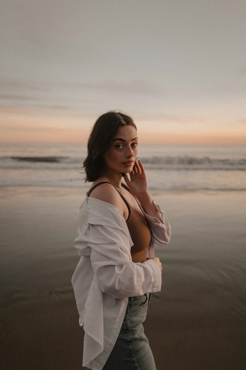 Woman poses on the beach during sunset. photo &ndash; Free Woman Image on Unsplash