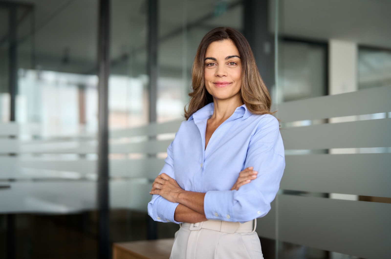 frau im blauen shirt