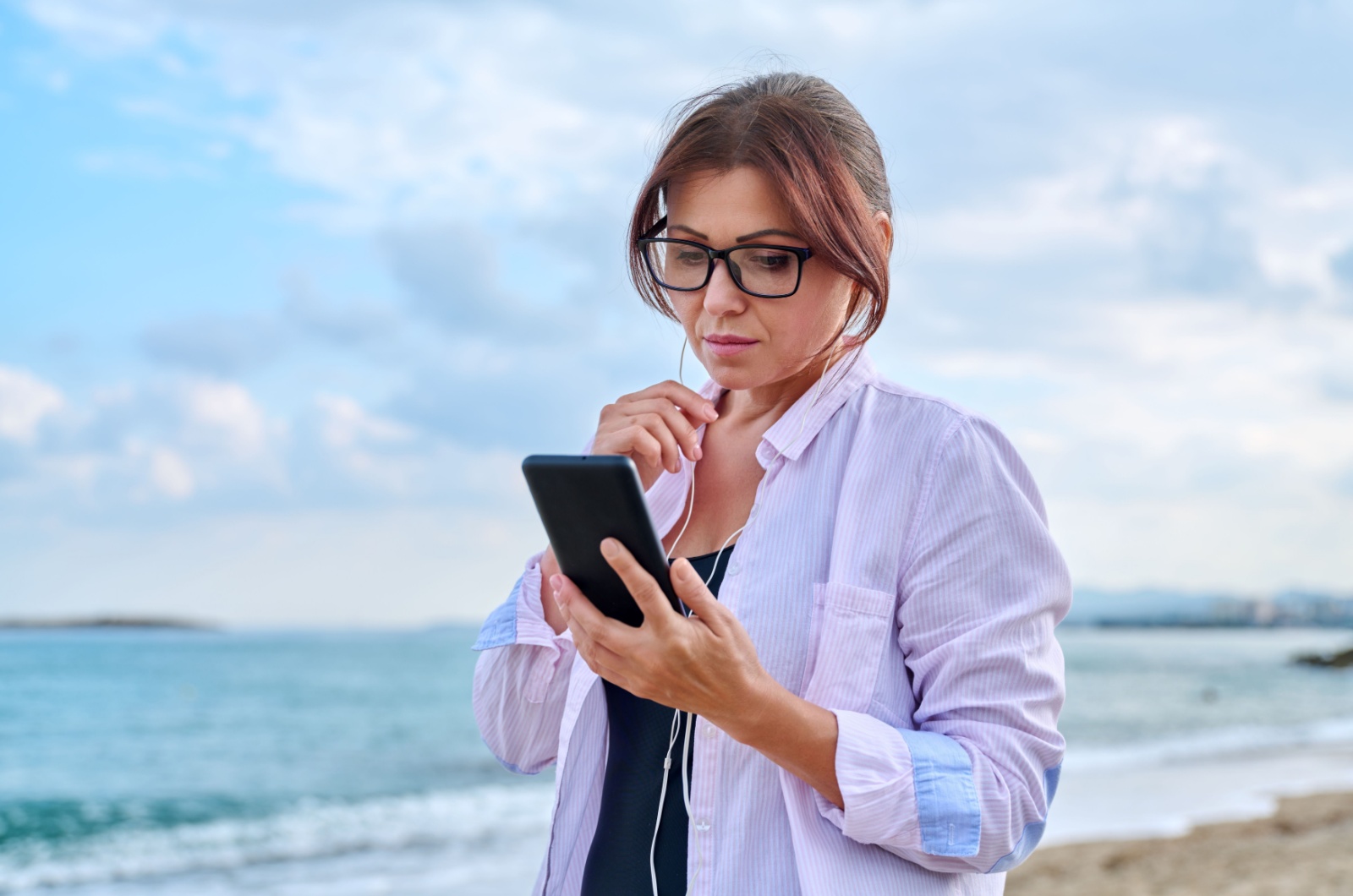 frau mit brille und handy