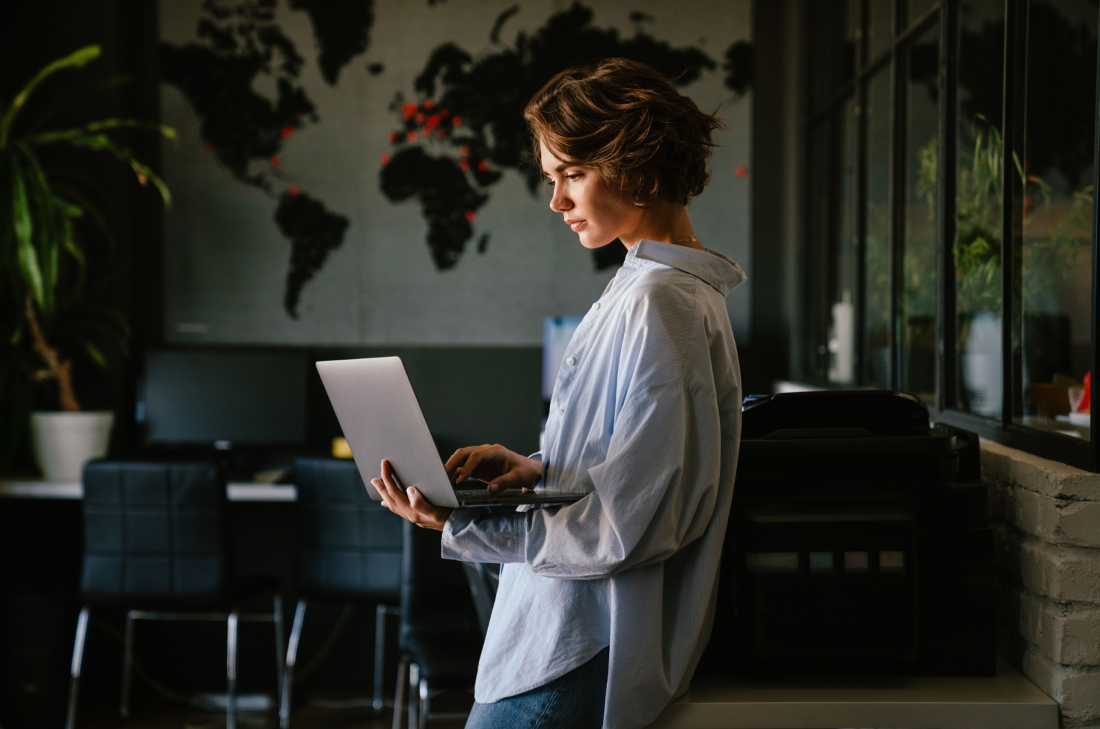 frau mit laptop