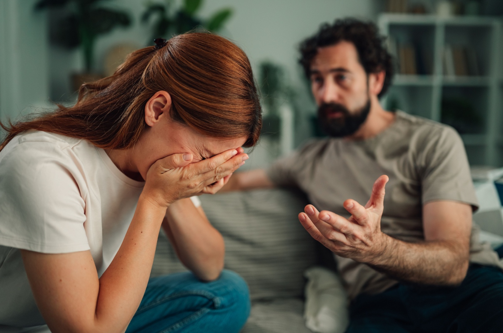mann redet mit trauriger frau mann redet mit trauriger frau