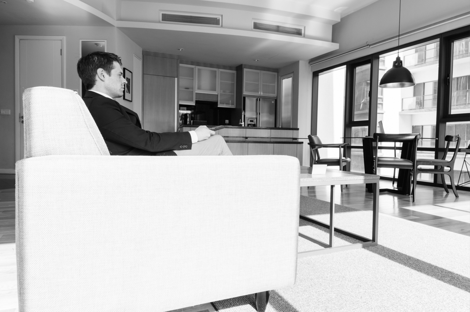 mann sitzt im wohnzimmer