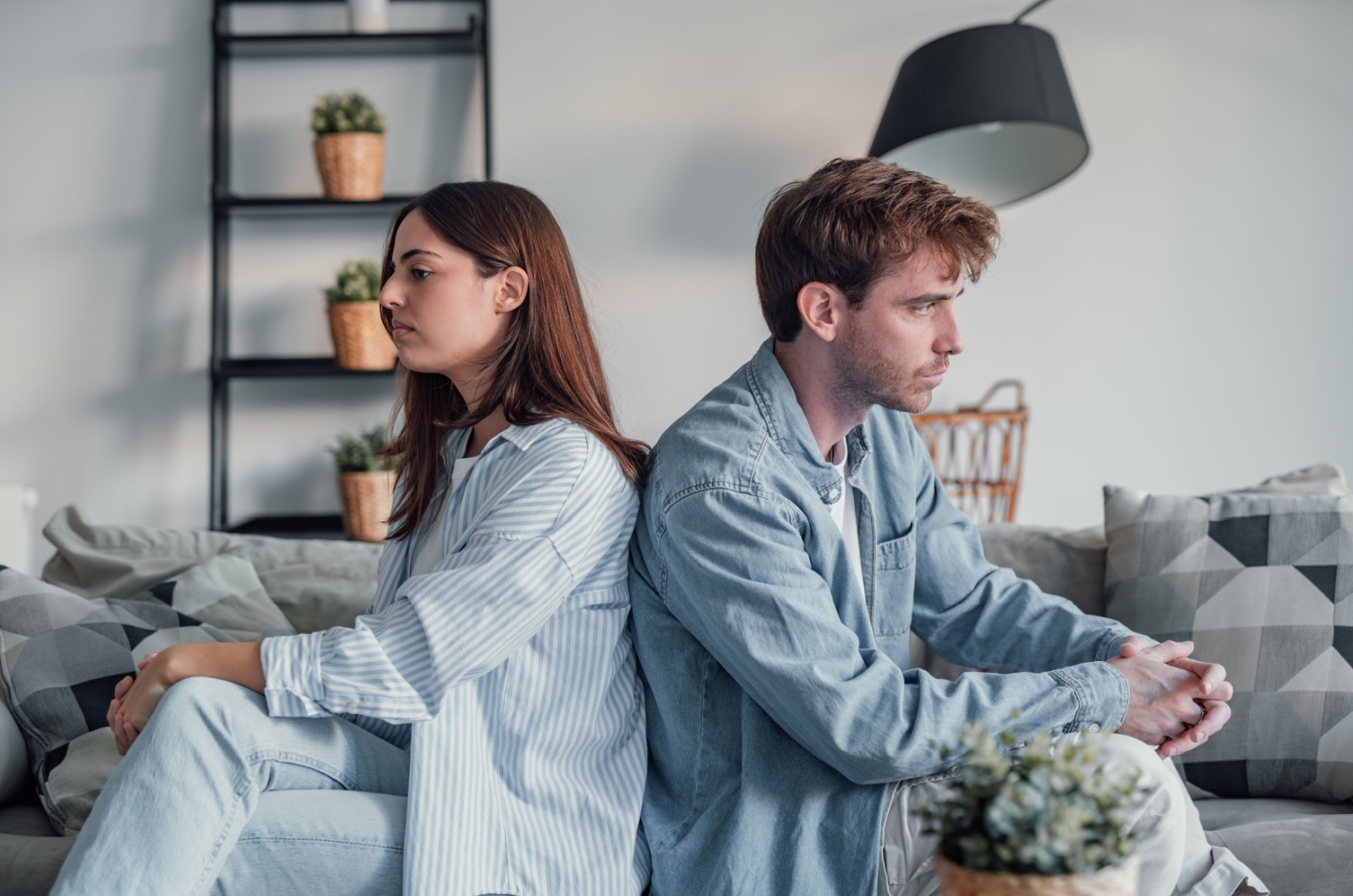 mann und frau ruecken an ruecken mann und frau ruecken an ruecken