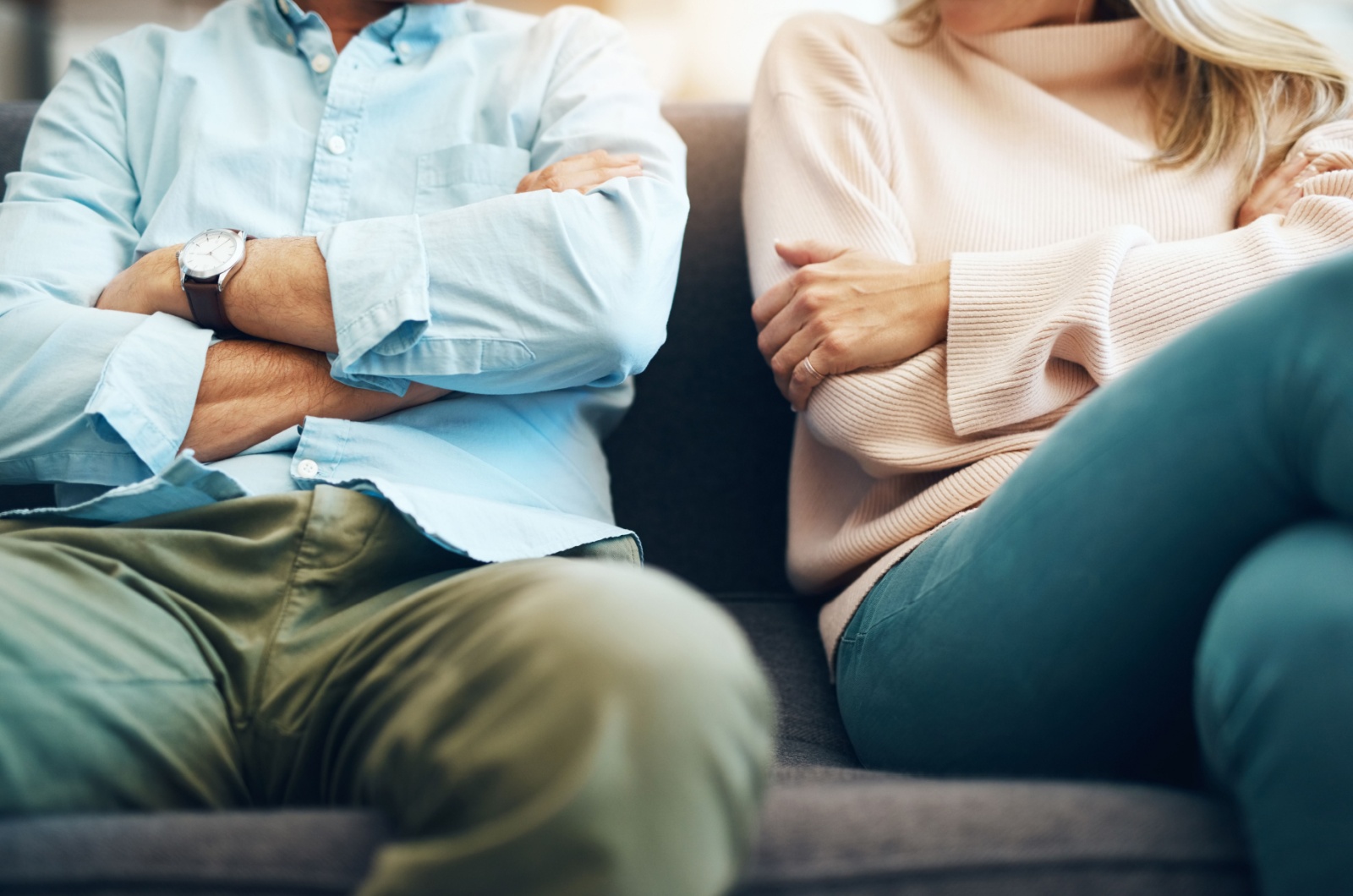 mann und frau sitzen nebeneinader mann und frau sitzen nebeneinader