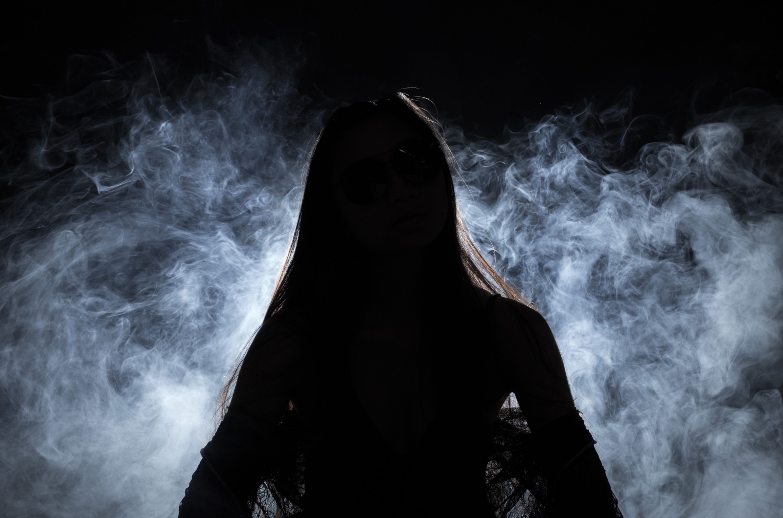 schatten einer frau im nebel schatten einer frau im nebel