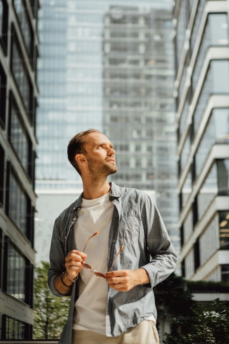 500+ Male Pose Pictures | Download Free Images on Unsplash