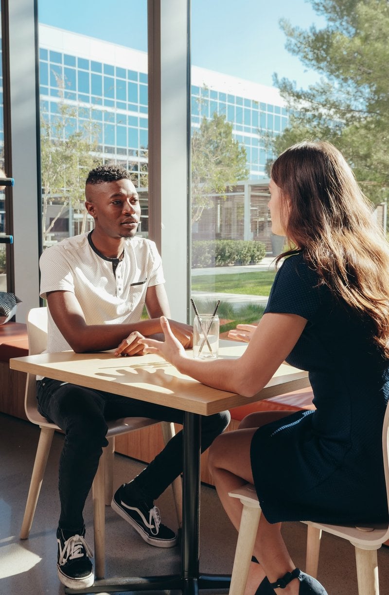 A Man and a Woman Talking while Sitting Down &middot; Free Stock Photo