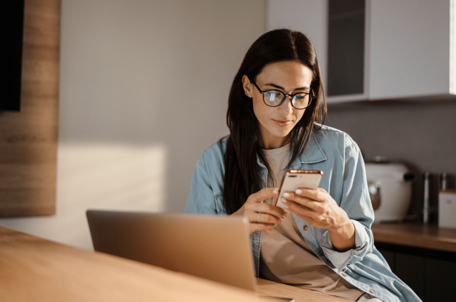Frau, die auf ihr Telefon schaut Frau, die auf ihr Telefon schaut