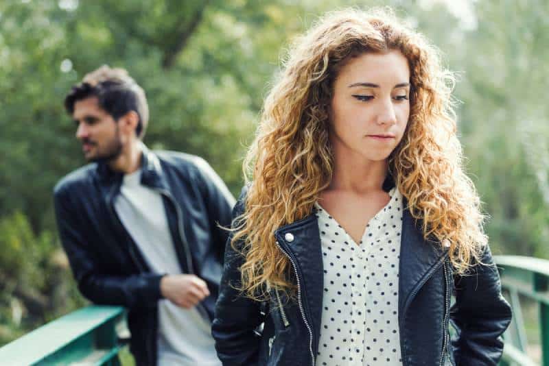 Porträt des jungen Paares, das einen Konflikt im Park hat Porträt des jungen Paares, das einen Konflikt im Park hat