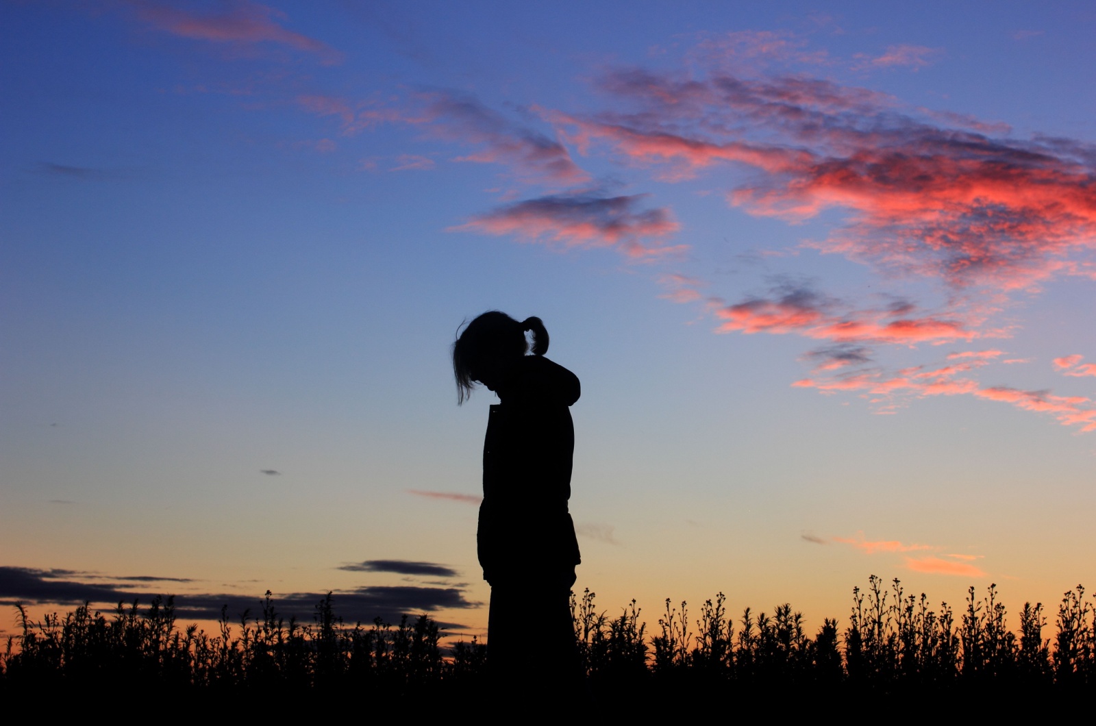 Silhouette einer traurigen Frau Silhouette einer traurigen Frau