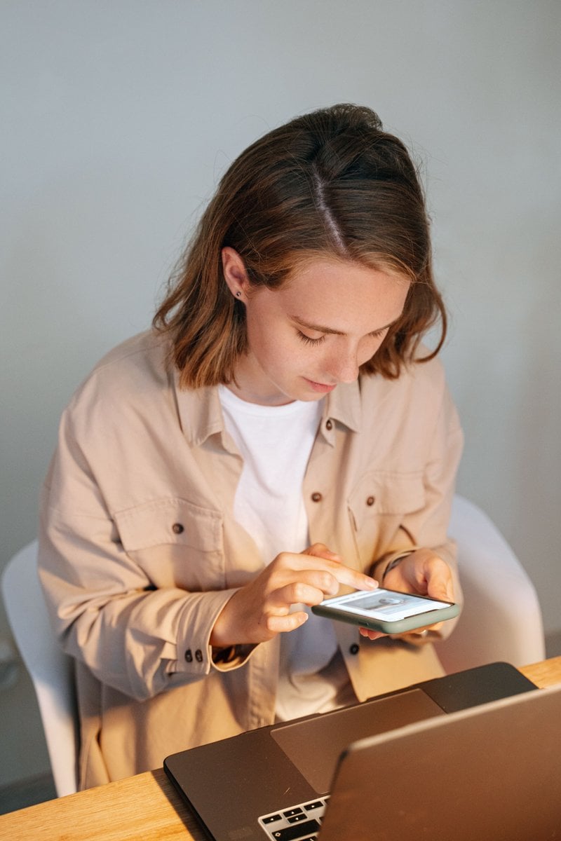 Woman Texting on her Smartphone &middot; Free Stock Photo