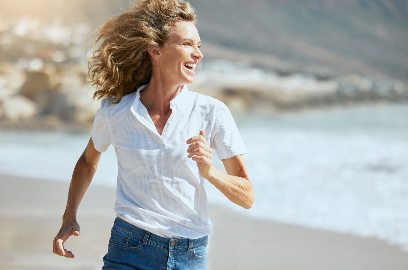 aeltere frau macht sport