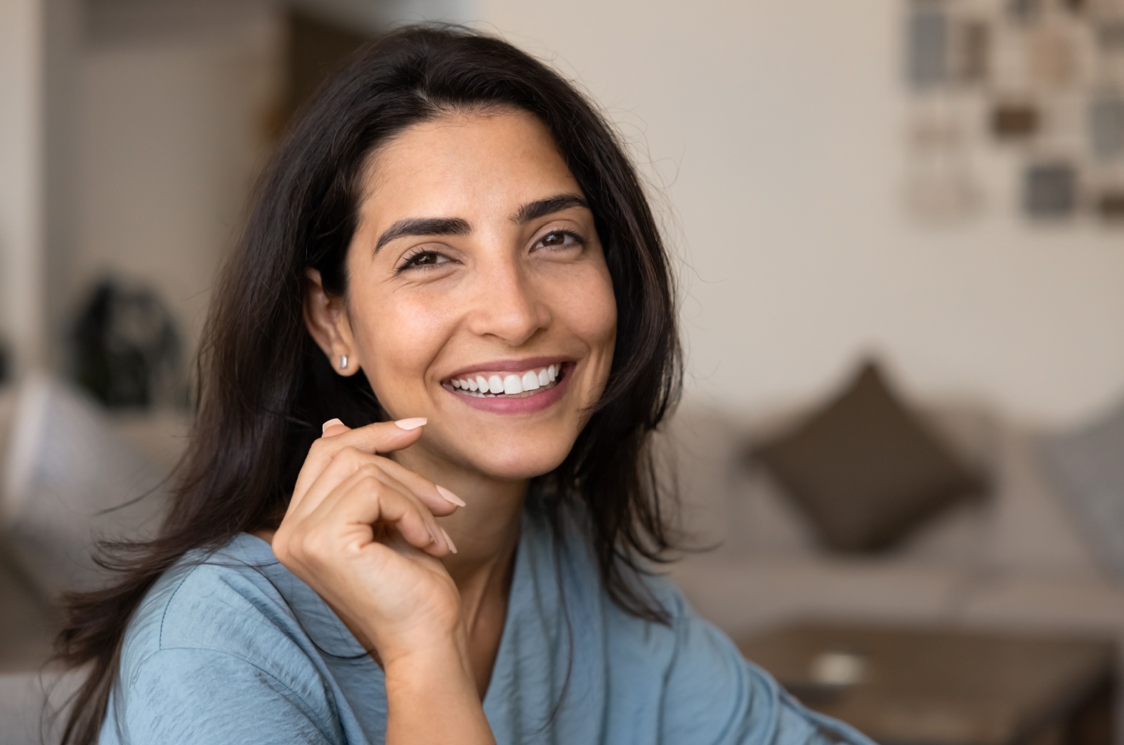 frau mittleren alters lacht
