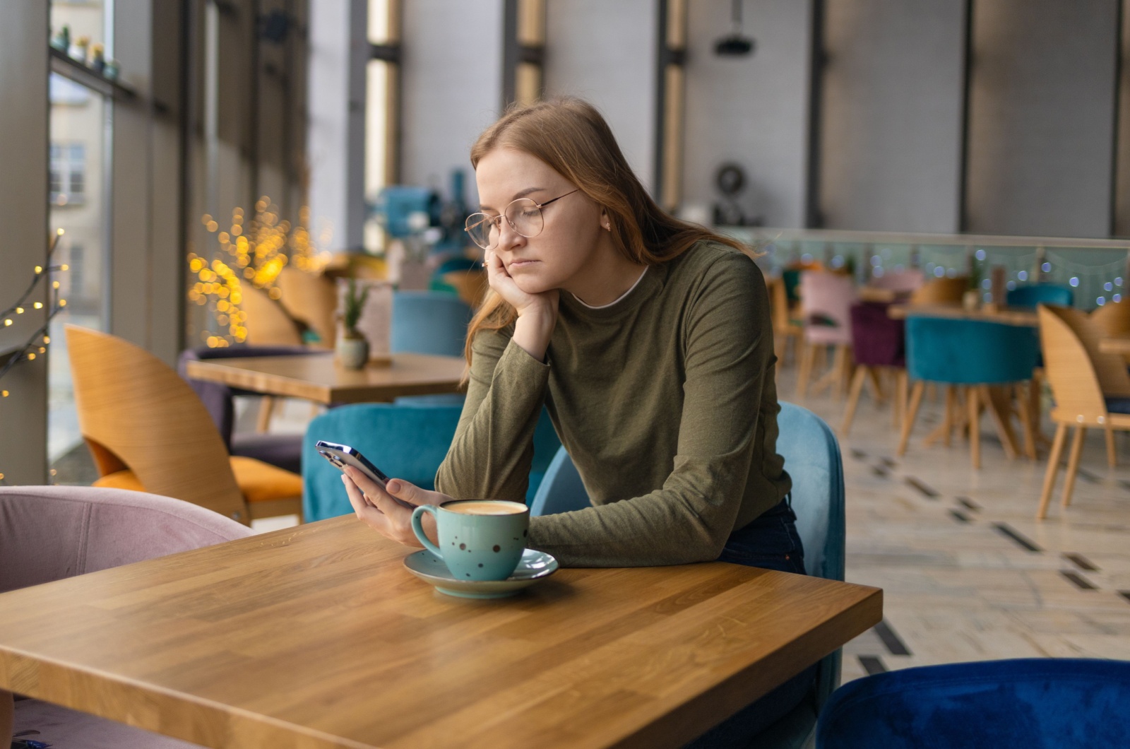 frau traurig sitzt im kaffee frau traurig sitzt im kaffee