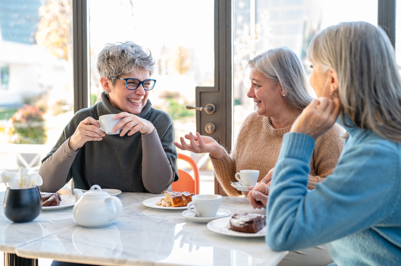 frauen lachen und reden