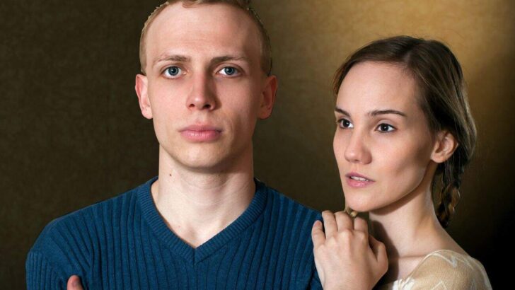 Narsistit elävät usein vain pseudosuhteissa – näin tunnistat kulissisuhteen
