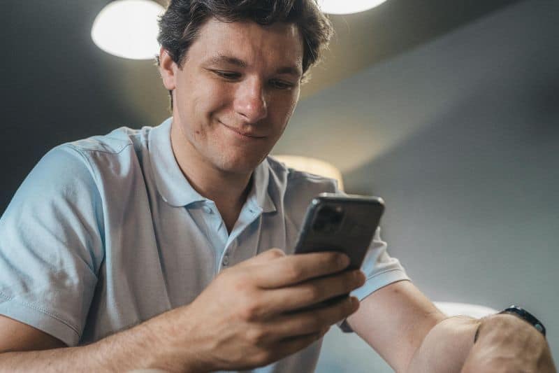 Pl&ouml;tzlich textet er dir zuf&auml;llige Memes oder Videos