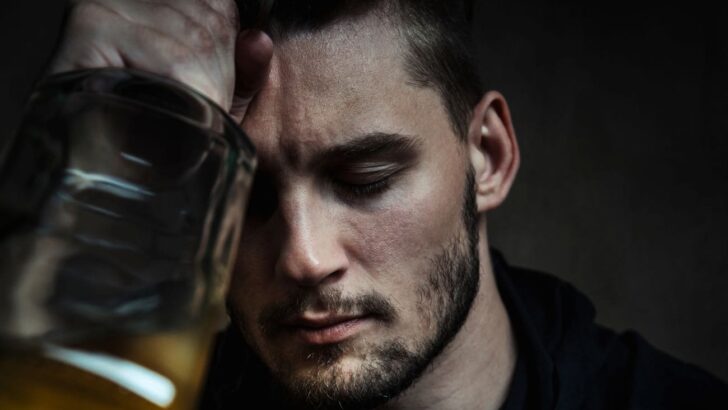 9 asiaa, jotka tapahtuvat, kun narsisti juo alkoholia