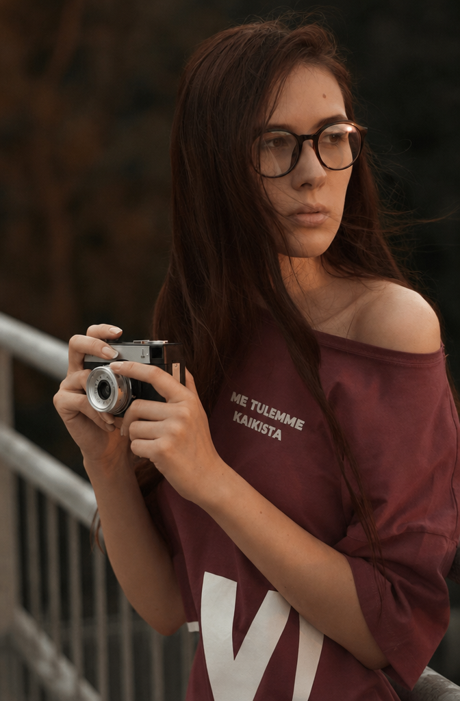 A woman holding a camera - Free Photo on Unsplash