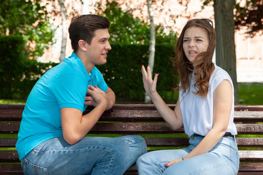 Een Vrouw Zal Je Eerst Emotioneel Verlaten Voordat Ze Zegt Dat Ze Er Klaar Mee Is