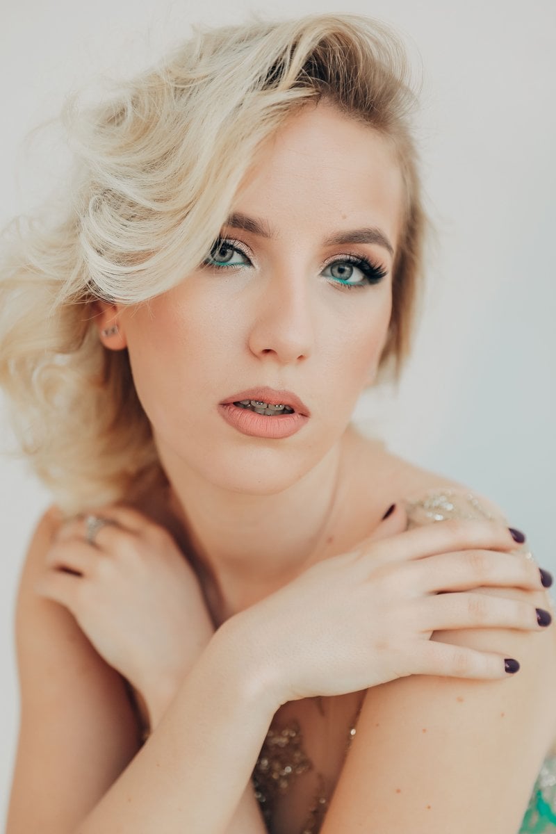 Portrail of a Young Beautiful Woman &middot; Free Stock Photo